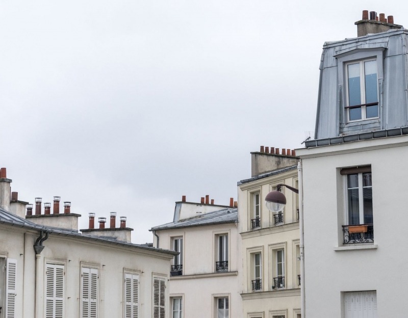 房子在法国巴黎灰色的天空