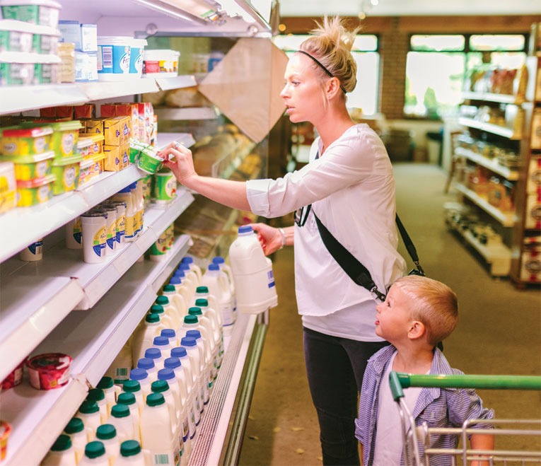 超市消费行为女性女性儿童男孩牛奶乳制品